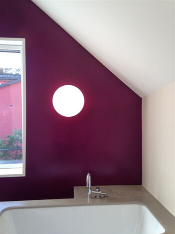 Purpurwand im Badezimmer Purpurwand im Badezimmer