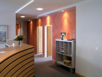 Firmenempfang mit lasierten Wänden Firmenempfang mit lasierten Wänden