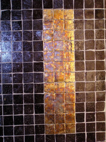 Oxidiertes Blattmessing auf Mosaik