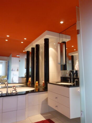 Rote Decke im Badezimmer Rote Decke im Badezimmer