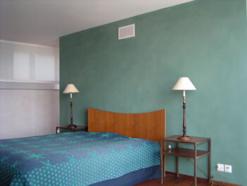 Schlafzimmer mit lasierter Wand